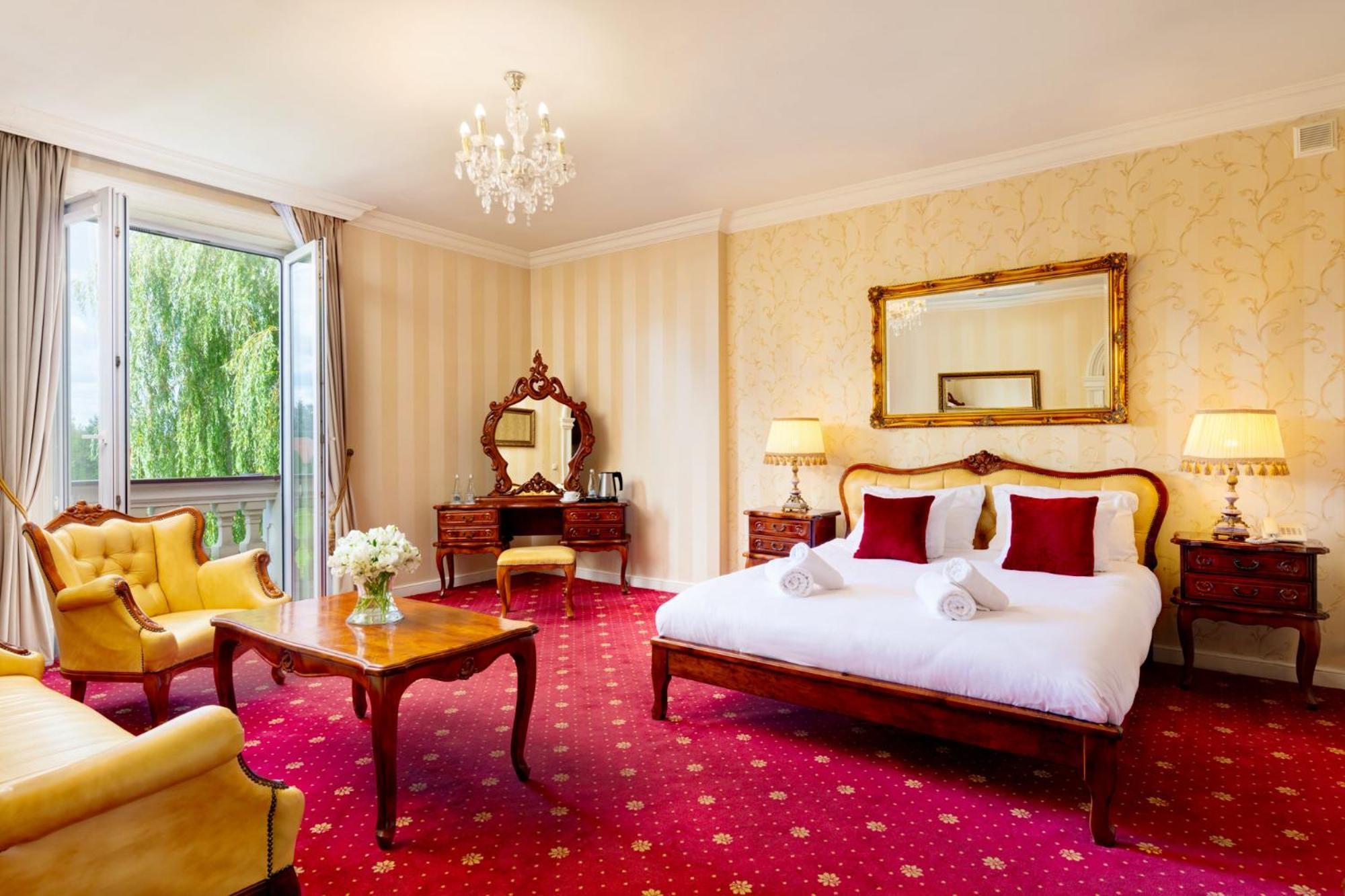Palacyk Otrebusy Business & Spa Buitenkant foto